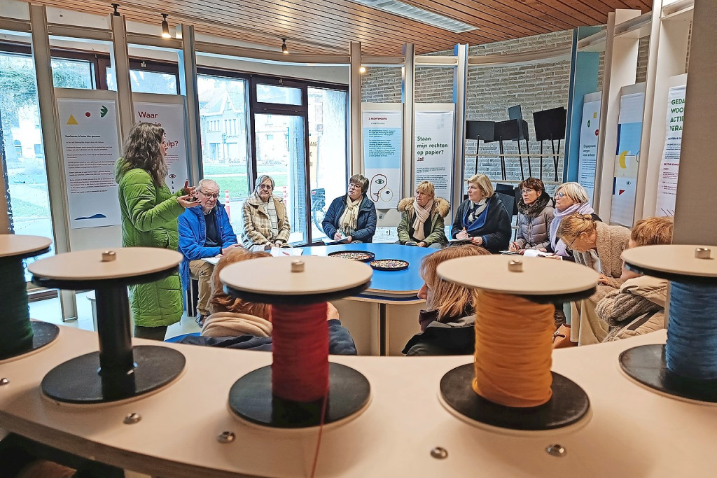 Vrijwilligers worden voorafgaand geïnformeerd over hun begeleidende taak. © Liselotte Anckaert