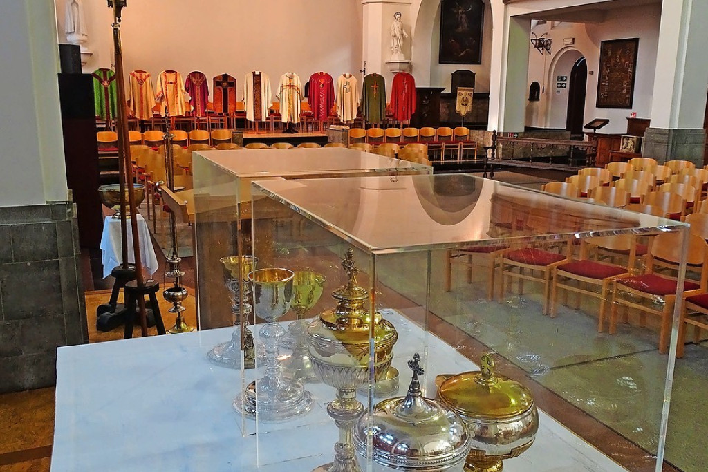 Gedurende één namiddag werden voorwerpen in kerk uitgestald. © Erfgoedcel Brugge