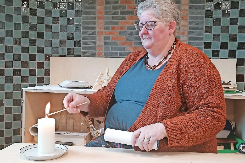 Vooraleer Marleen Palfliet het verhaal brengt, verwelkomt ze de aanwezigen met licht. © Liselotte Anckaert