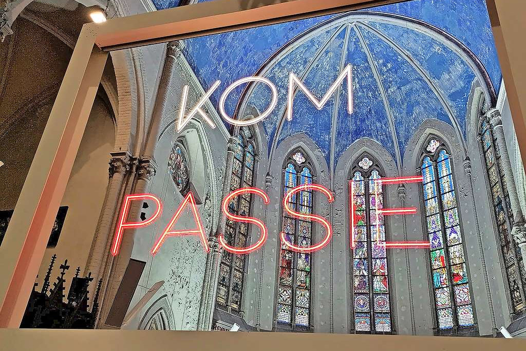 De vernieuwde lichtinstallatie springt meteen bij het binnentreden van de kerk in het oog. © vzw YOT