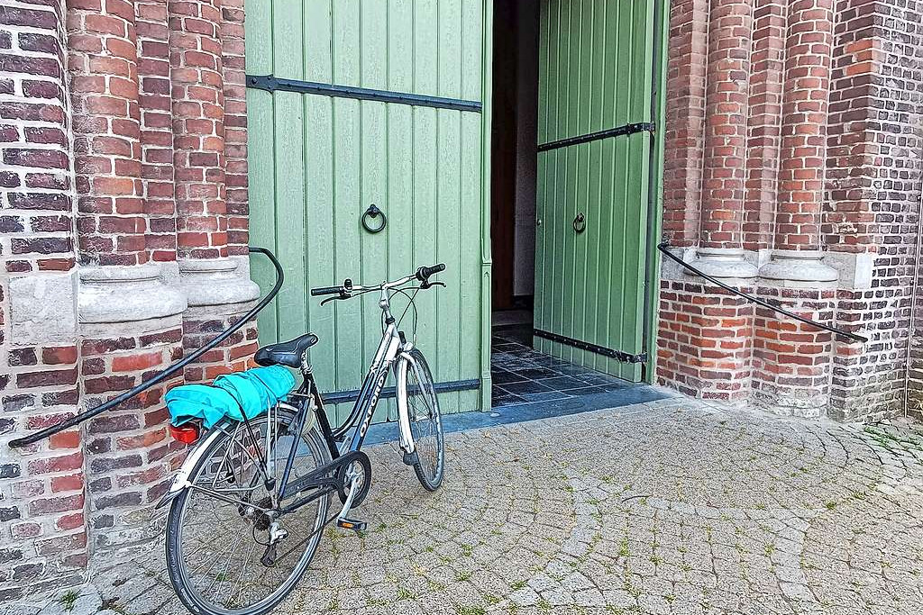 De Sint-Martinuskerk in Avelgem is een van de elf kerken waar je kunt vertrekken. Wie goed zoekt, vindt er al meteen een paar foto’s. © Liselotte Anckaert