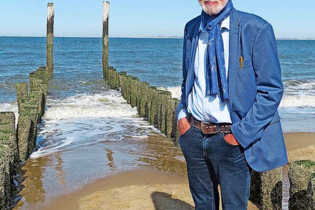 In de natuur, en in het bijzonder aan de zee, haalt Johan Corveleijn soms inspiratie voor zijn gedichten. © Marijke Proot