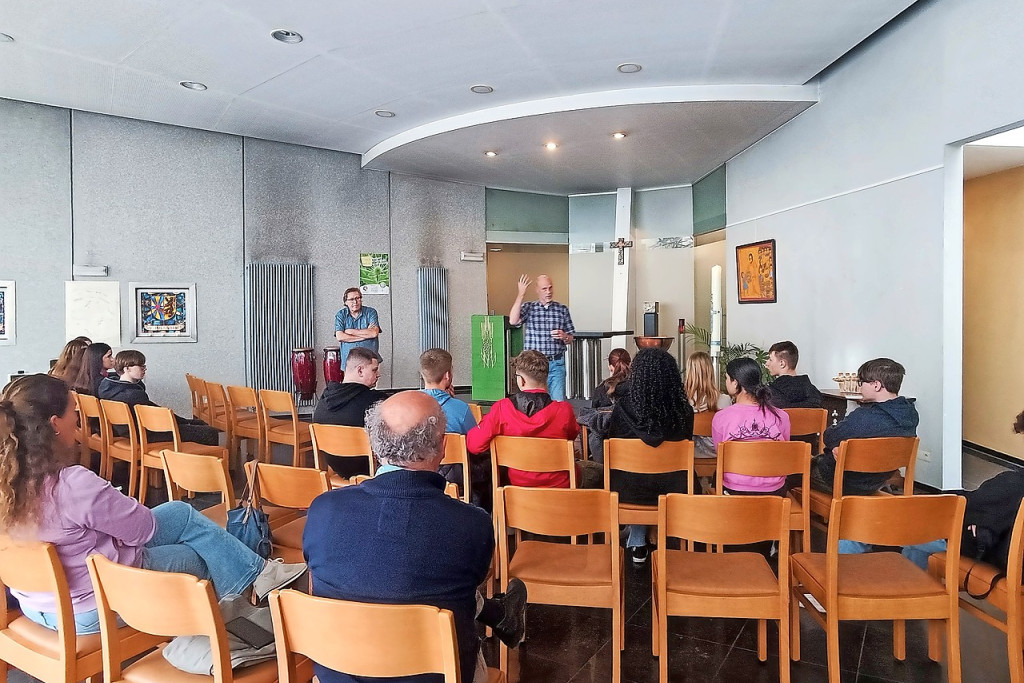 Dominique Ballegeer (links) en Andries Boekhout geven uitleg in de Hazegraskerk, een plek waar diverse religieuze gemeenschappen zich thuis voelen. © Liselotte Anckaert