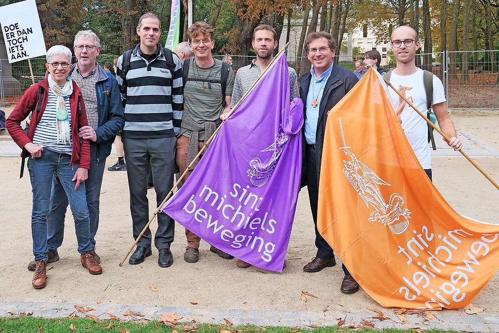 Lode Aerts, bisschop van Brugge, en leden van de Sint-Michiels- beweging waren ook vorig jaar van de partij. © Michiel Van Mulders