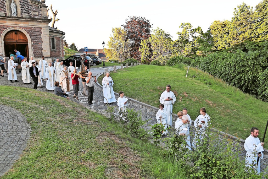 Bij mooi weer vindt de eucharistieviering plaats in de openlucht. © Stefaan Van Steenberge