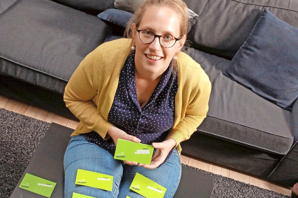 Ruth De Hert met de kaartjes waarmee ze op talentenjacht trekt bij kinderen. © Eveline Coppin