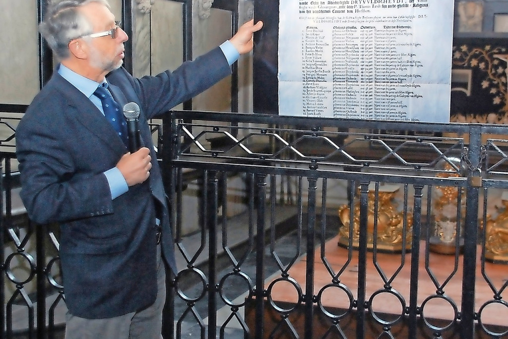 Historicus Marc Beyaert leidt bezoekers rond in de Gentse Sint-Jacobskerk. © Lutgart Huvenne