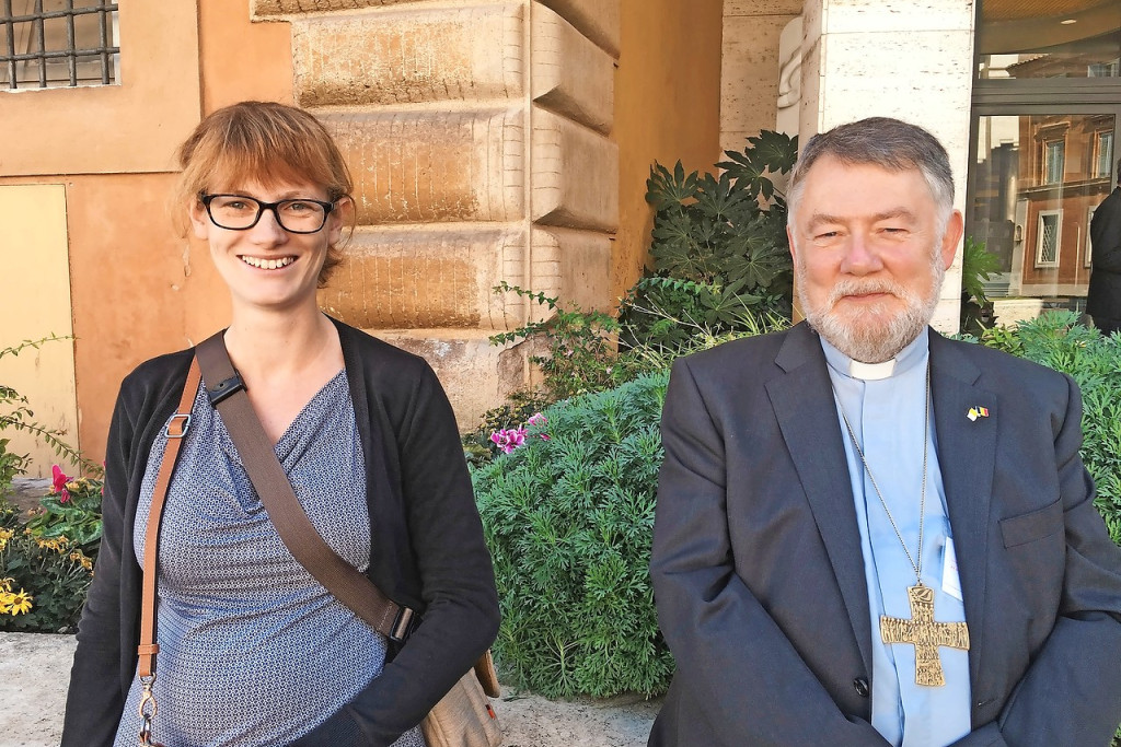 Annelien Boone en mgr. Jean Kockerols in de marge van de synode in Rome. © IJD Jongerenpastoraal