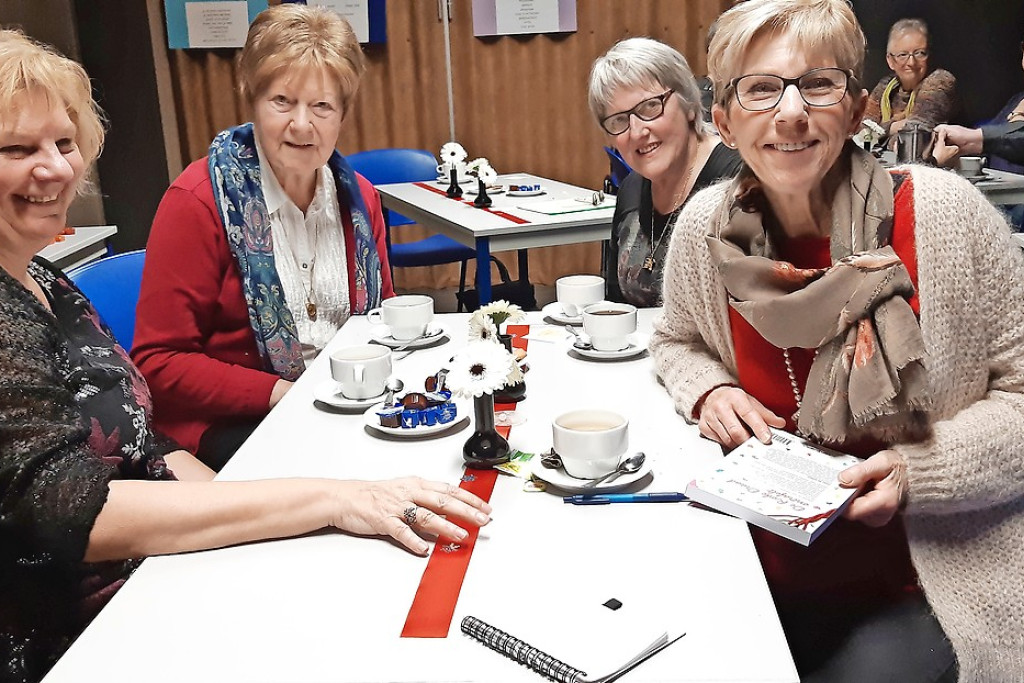 Greet Beirens (tweede links) na de lezing van Elise Pieck (vooraan links). © Godelieve Persoon
