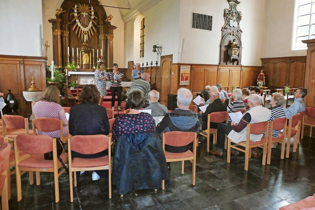 Een twintigtal toeschouwers woonde de zangstonde in de kerk in Melsen bij. © Nancy Schwing