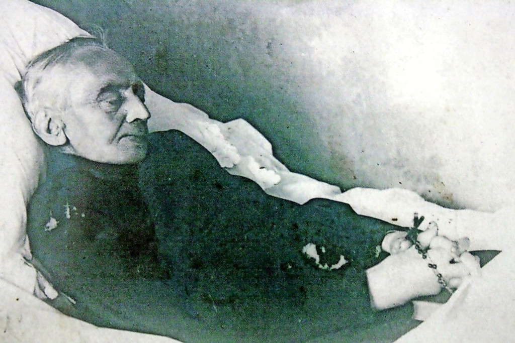 Priester Adolf Daens op zijn sterfbed in het huis van zijn nichtje Maria. © Image Select