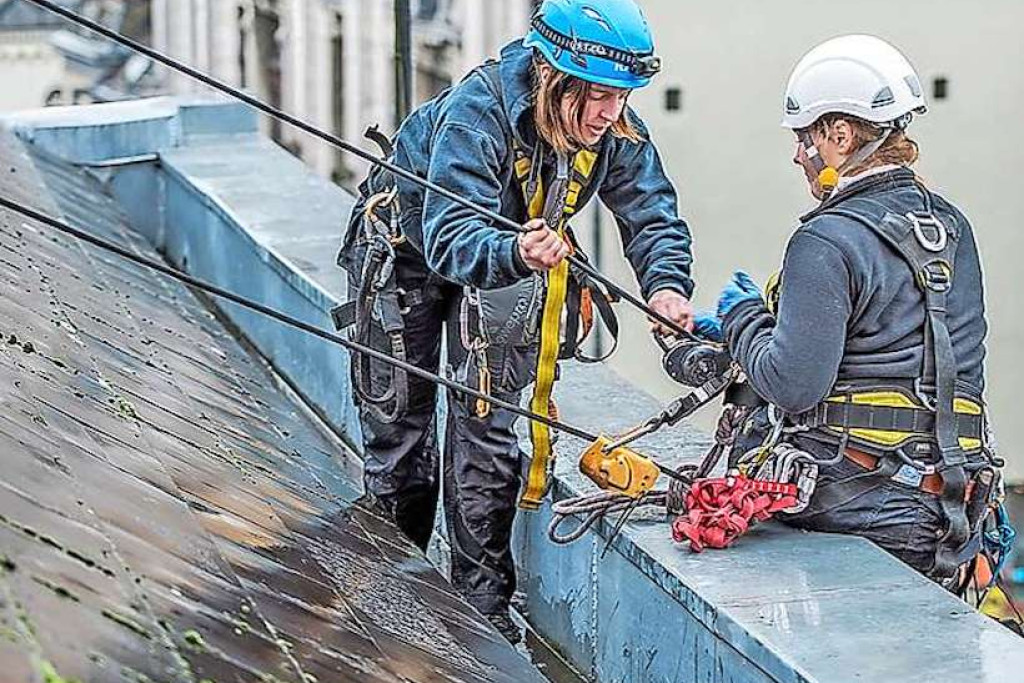 Nele De Cocker (links) inspecteert de gevel van de vroegere Gentse Vooruit. © Provincie Oost-Vlaanderen