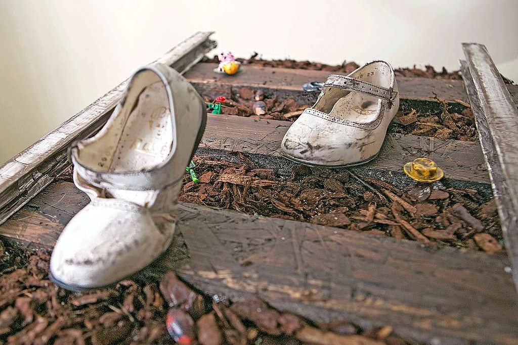 Artistiek vormgegeven schoenen, zoals die van kunstenaarsduo JoLi, illustreren de weg die migranten afleggen. (c) Kevin Oeyen