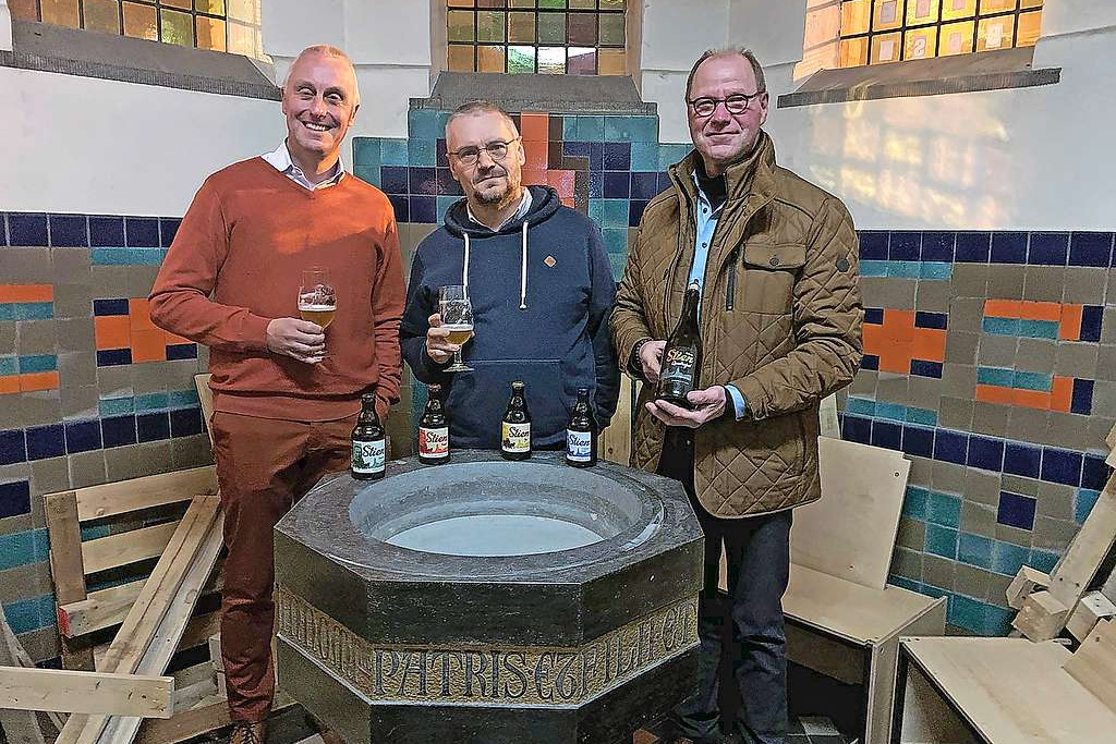 De ondernemer, de meester-brouwer en de hopteler houden Stien Bier boven de doopvont. © Stien Bier