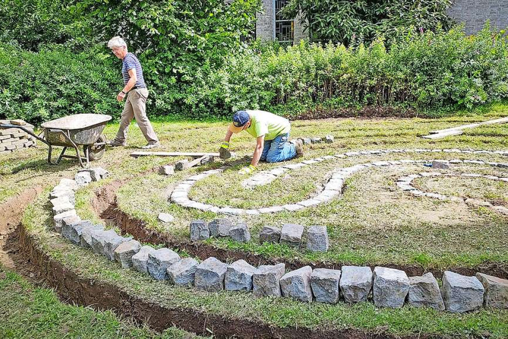 Het labyrint, hier nog in opbouw, is een blikvanger van het project. © Hemelse Gaarde