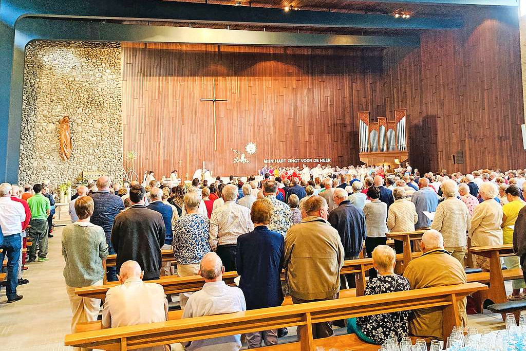 Voor de afscheidsviering zat de Onze-Lieve-Vrouw-Hemelvaartkerk in Oostveld afgeladen vol. © Tim Vanmechelen