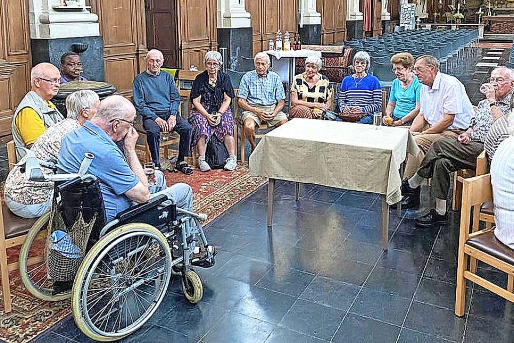 Tijdens het geloofscafé gaat het er ontspannen aan toe, ofschoon de behandelde thema’s uitdagend zijn voor iedereen. © Parochie Sint-Lieven, Gent Noord