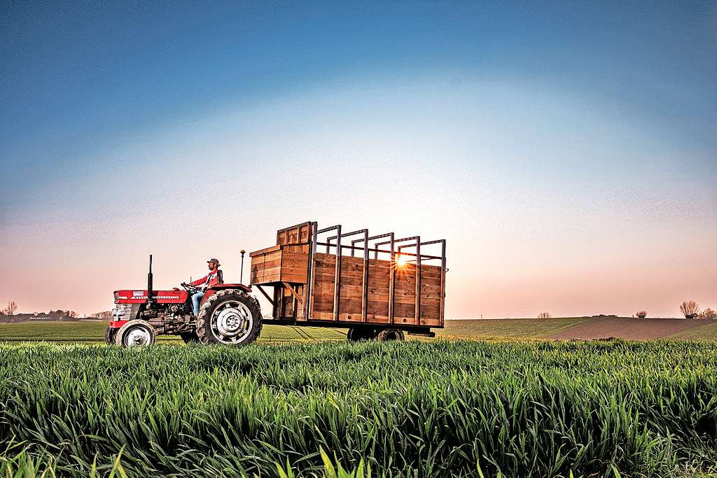 Jelle Vermeersch trok met een oude tractor en een beestenkar rond ‘op den buiten’, op zoek naar verhalen van mensen. © Jelle Vermeersch