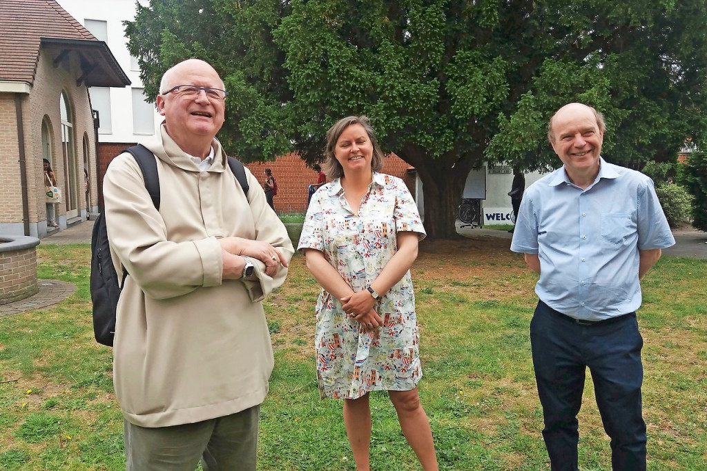 Bezoek van bisschop Lode Van Hecke aan OBSG, rechts Guido Van Huylenbroeck. © OBSG