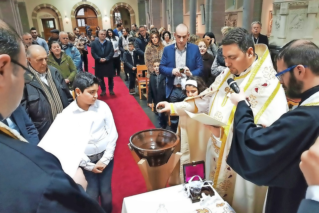 Priester Thomas Habbabé doopt in de Sint-Jozefkerk in Rapertingen. © Thomas Habbabé