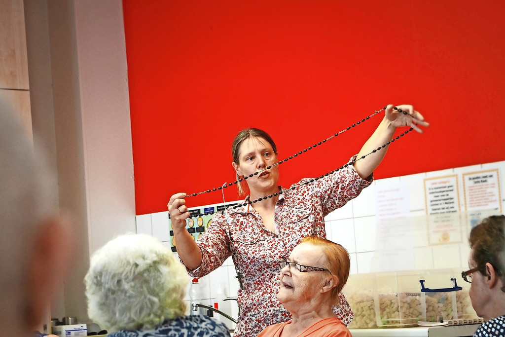 Leen Jansen toont in ’t Meiland unieke voorwerpen uit het museum. © Tony Dupont