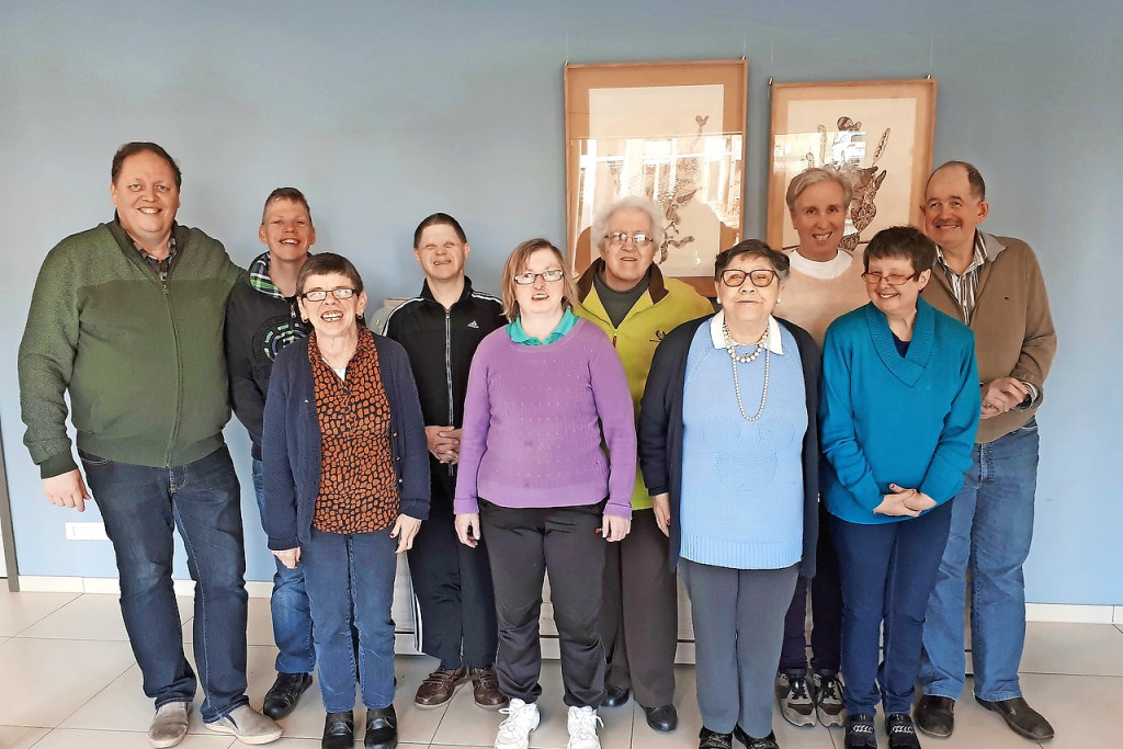 Begeleider Ronald Krouwel (links) en de gasten van PTG De Oase. © Tevona Oostheuvel