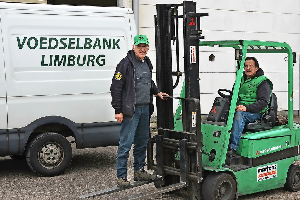 Jacques Basteijns (links) en Lucien Mackowiak, vrijwilligers bij de Voedselbank. © Tony Dupont