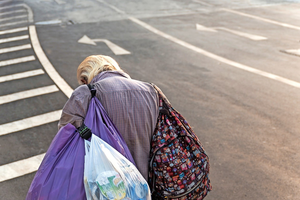 Mensen in armoede zijn niet bezig met ecologie, veeleer met overleven. © Shutterstock