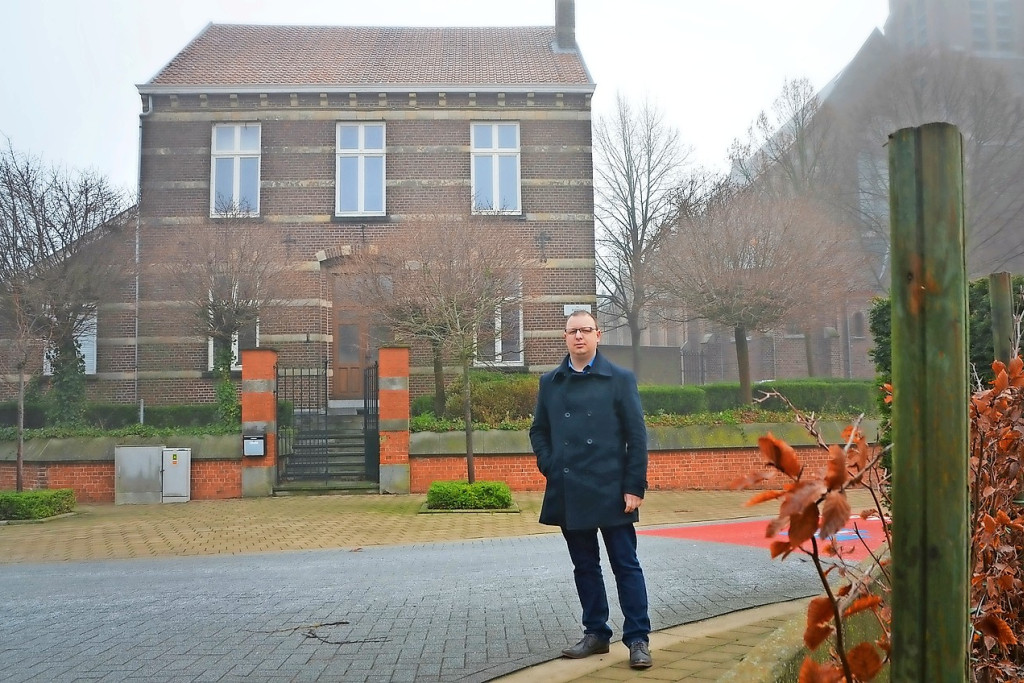 Davy Renkens aan de oude pastorie. „Een van de bevalligste gebouwen in Riemst.” © Tony Dupont