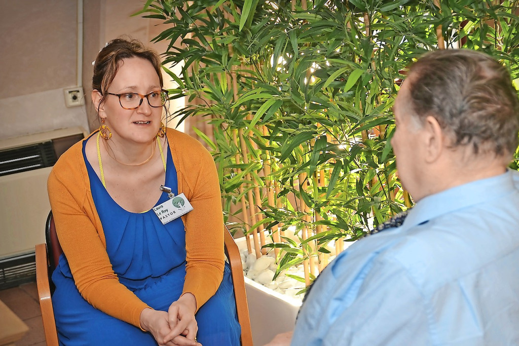 Laura Le Roy zoekt in gesprek met naasten krachtbronnen op van bewoners.” © Tony Dupont