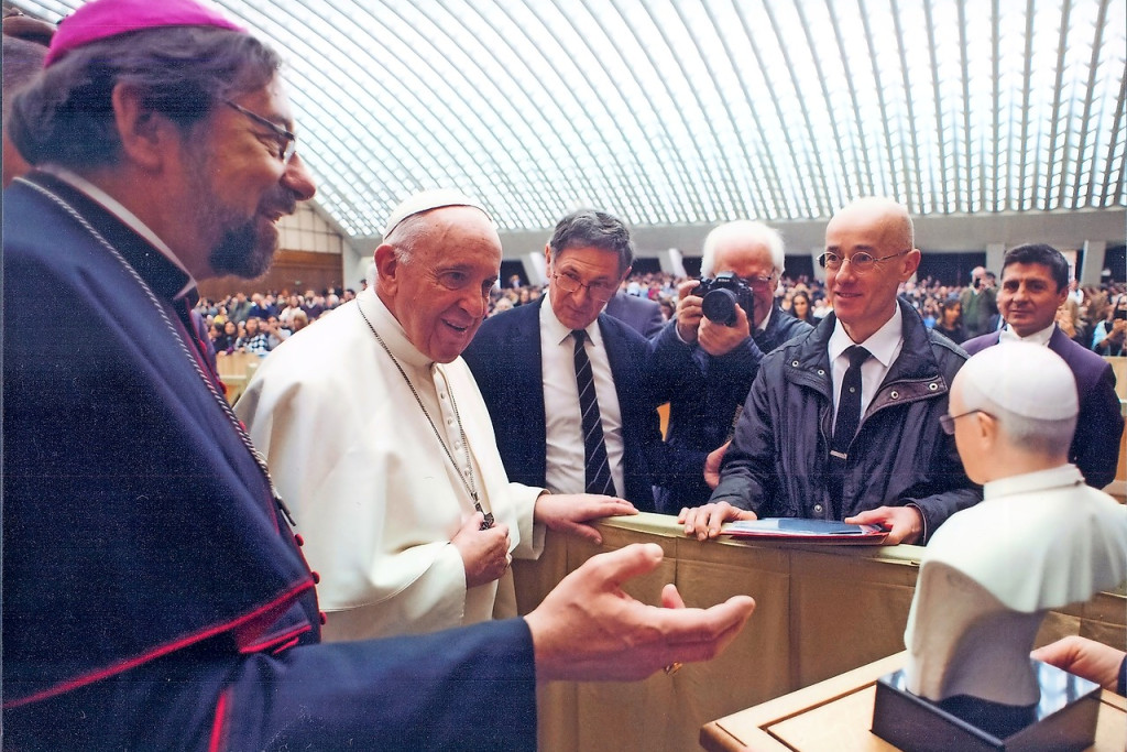 Jef Moermans legt de overhandiging van het beeld vast op foto. © L’Osservatore Romano