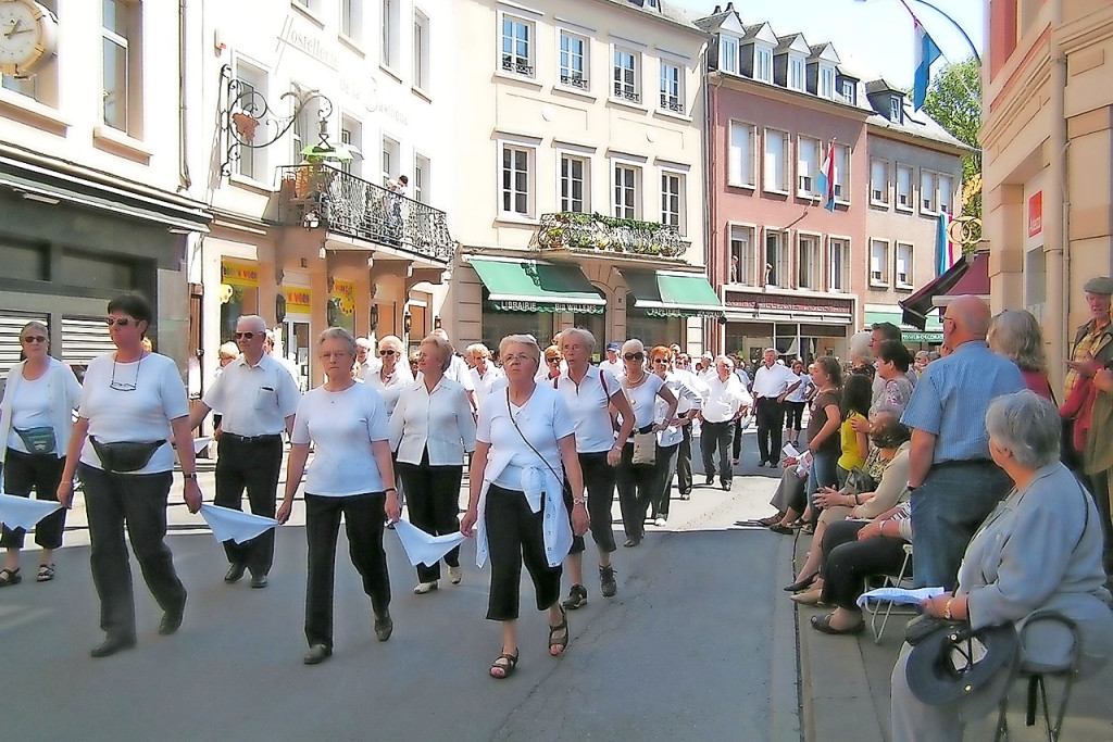 Pelgrims uit heel Limburg nemen al dertig jaar deel aan de springprocessie. © Jan Beliën