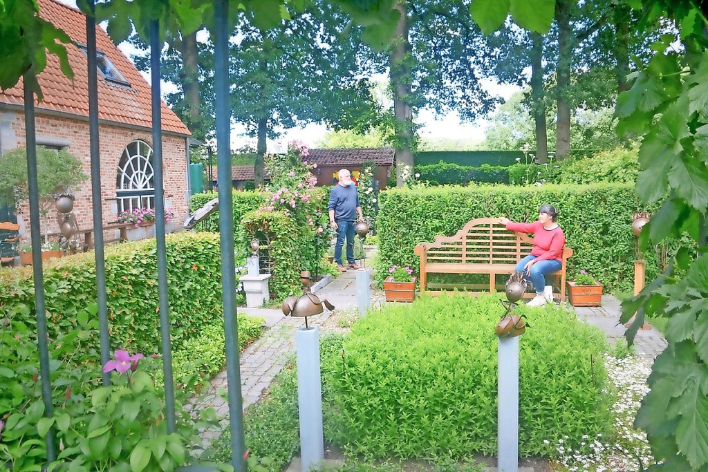 Tony Stijns en Lieve Indesteege laten in deze tuin hun dromen openbloeien. © Tony Dupont
