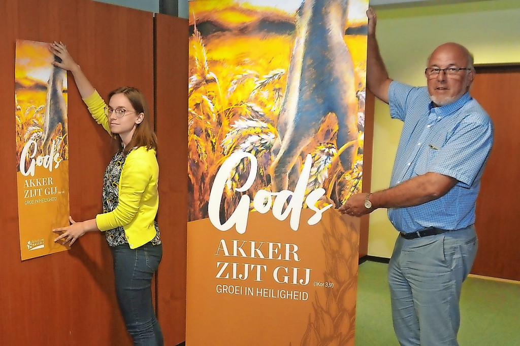 Jente Vandewijer (links) en bisschoppelijk gedelegeerde Kris Buckinx tonen het nieuwe themabeeld. © Tony Dupont