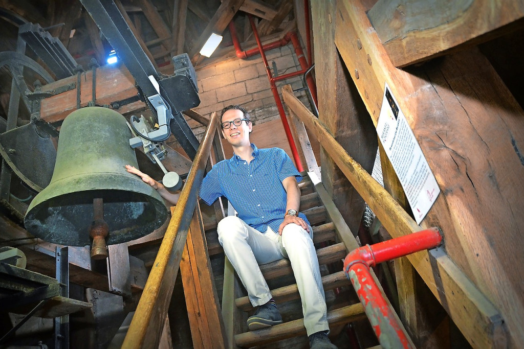 Geert Kooken bij de oudste klok in de toren, het ‘mirakelklokje’ van Herkenrode. © Tony Dupont