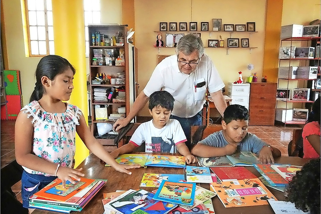 Frans Parren helpt in het cultuurcentrum in El Carmen kinderen bij het lezen. © Frans Parren