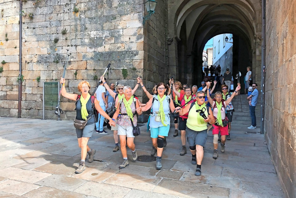 Al zingend komen de KVLV-vrouwen aan in Santiago de Compostela. © Lizzy Buysen-Baillien