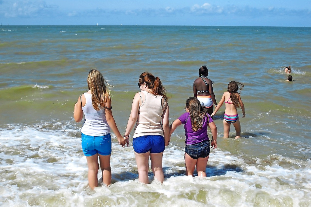 Kinderen hebben tijdens een vakantie aan zee de tijd van hun leven. © Horizont vzw