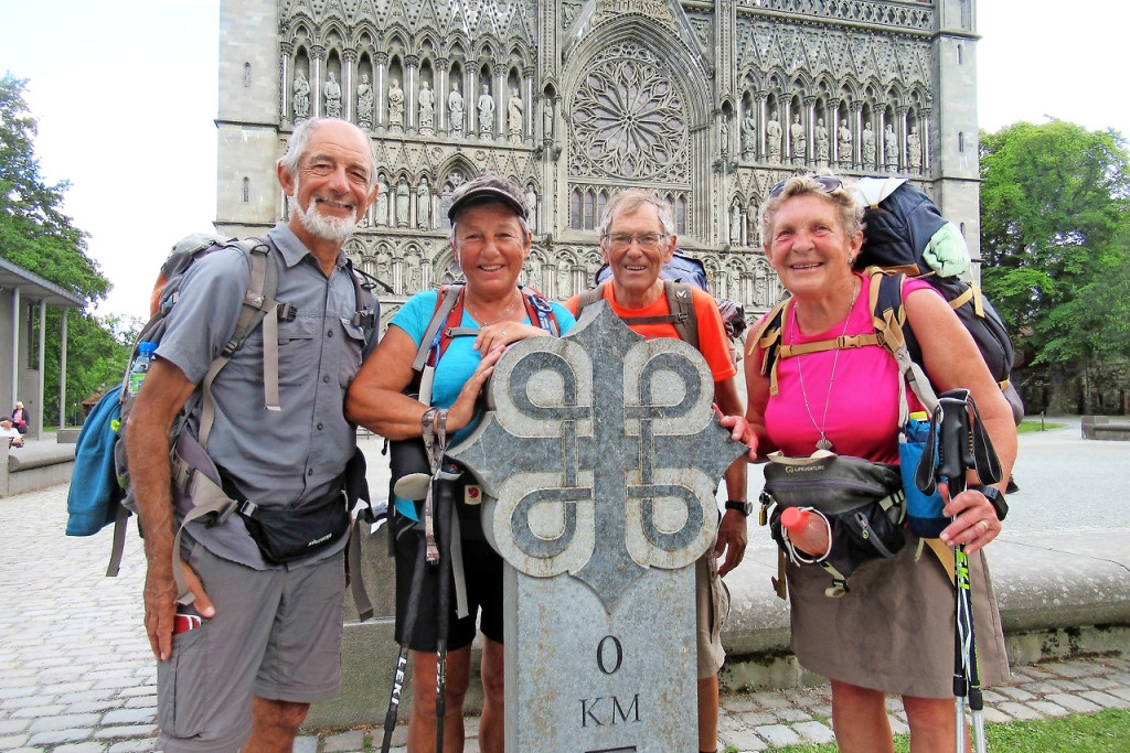 Vier blije Tongerse pelgrims bij hun aankomst aan de kathedraal in Trondheim. © Jean Nelissen