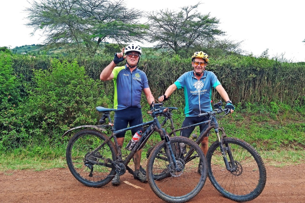 Victor Peters (links) en Pierre Loots fietsten twee weken in Uganda. © Broederlijk Delen