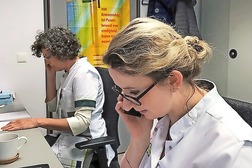 Ann Stevens (links) en Madeleine Burghoorn staan patiënten en hun familie telefonisch bij. © Sint-Trudo Ziekenhuis