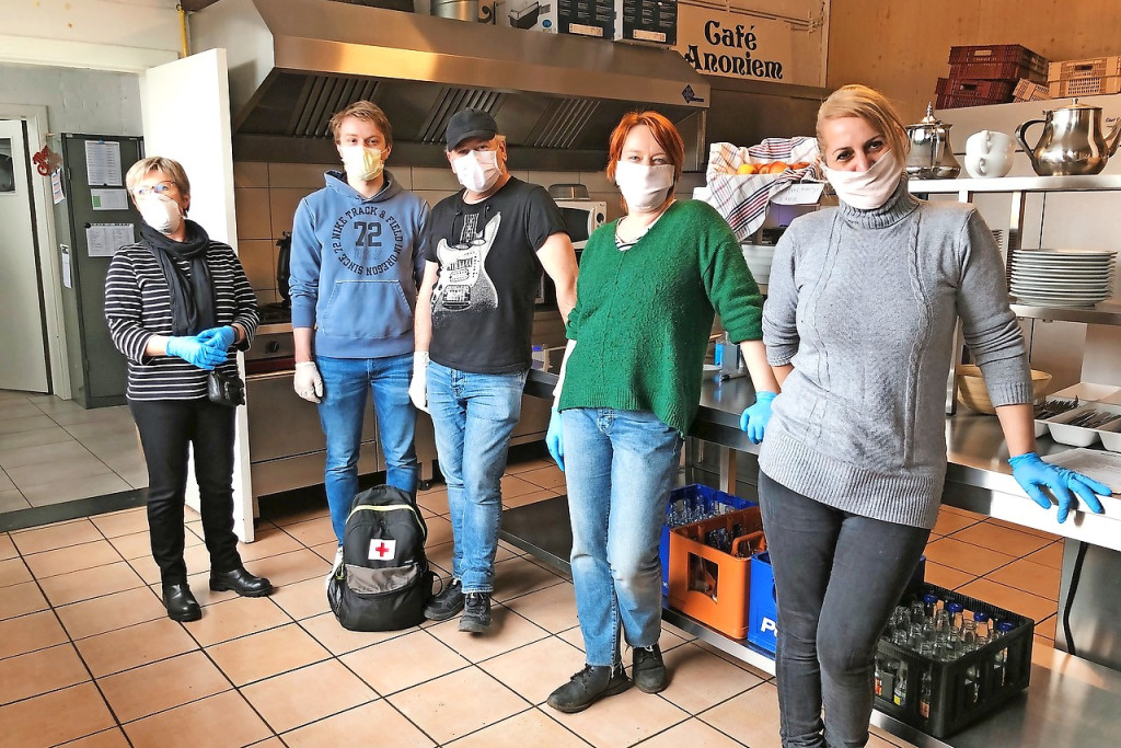 Ivo Todts (midden): „Dak- en thuislozen appreciëren onze aanwezigheid.” © Miet Vanderspickken