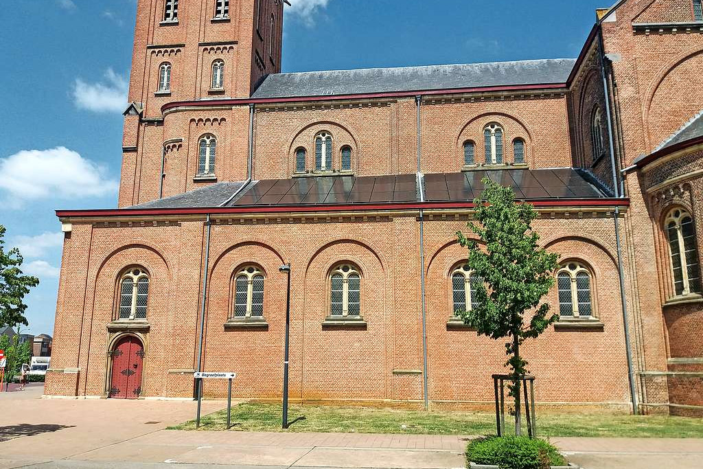 Het dak van de kerk in Paal is sinds vorig jaar voorzien van 45 zonnepanelen. © Patricia Vuegen
