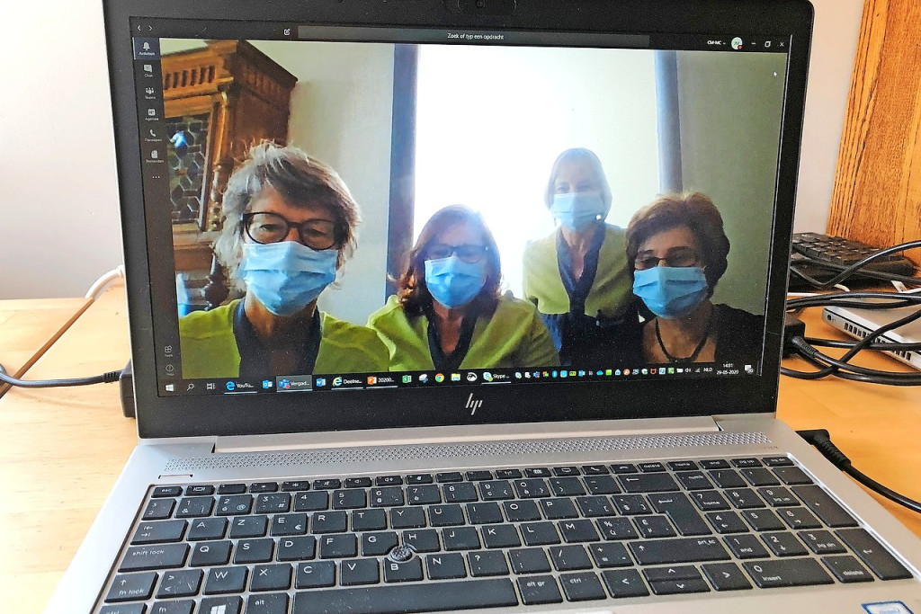 Via streaming kunnen zowel bewoners als medewerkers en familieleden de viering digitaal volgen. © Majke Jongen