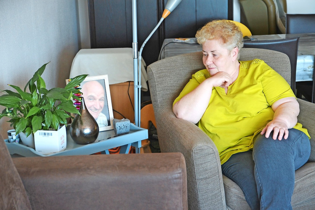Anita Follon bij de foto van haar overleden partner. „Ik mis hem ontzettend.” © Tony Dupont