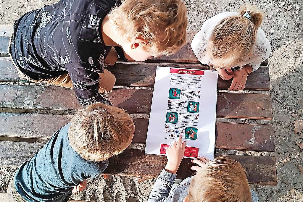 Kinderen testen de herdertjestocht uit. De opdrachten lossen ze succesvol op. © Liesbeth Corvers