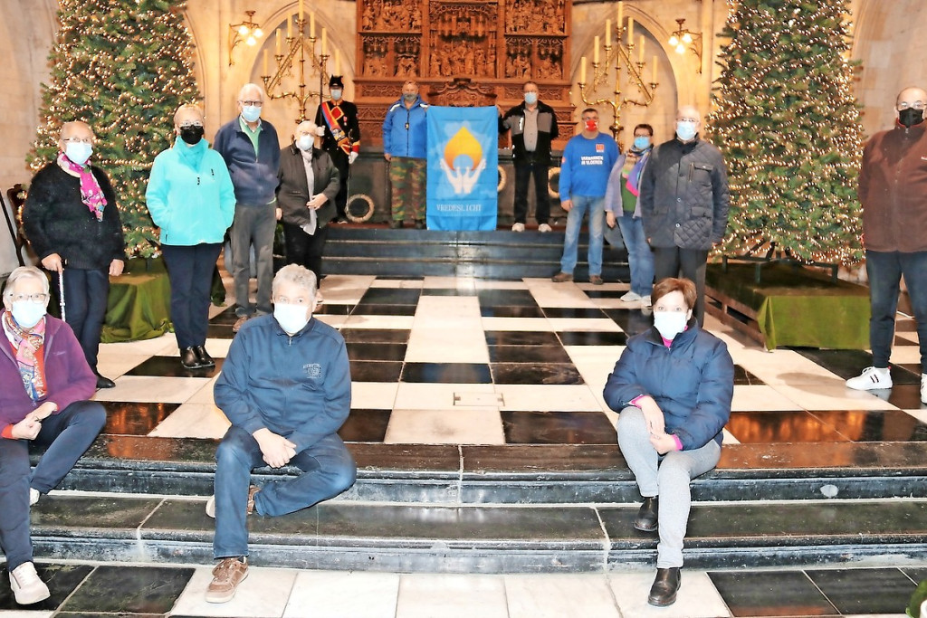 De Vrienden van de Kerststal in Tongeren tonen de vlag van Vredeslicht Limburg. © Dirk Roefflaer