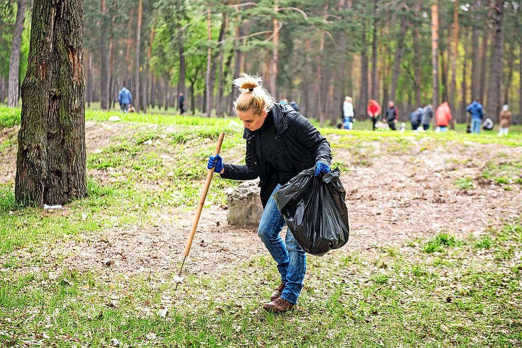 Leerlingen zetten zich tijdens de jaarlijkse zwerfvuilactie in voor Broederlijk Delen. © Serge Leto