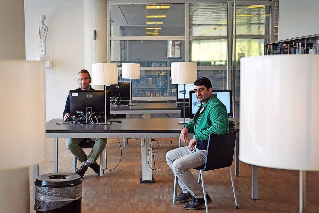 Arne Aerts (links) en Orhan Kilic (rechts) helpen de digitale kloof verkleinen. © Tony Dupont