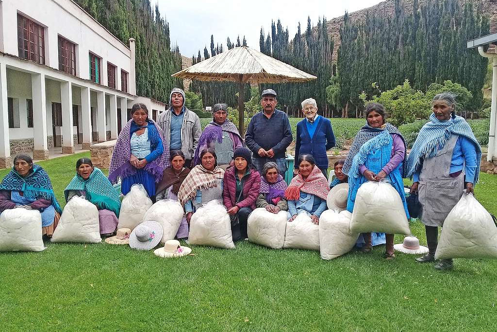 De Limburgse Mia Meermans te midden van haar Boliviaanse medewerkers. © El Molino